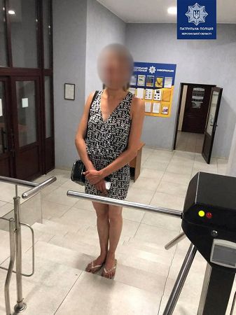 Патруль задержал херсонку, которая расписала памятник