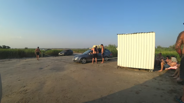 «Доступный» отдых: в Лазурном неизвестные за въезд на пляж требуют 150 гривен