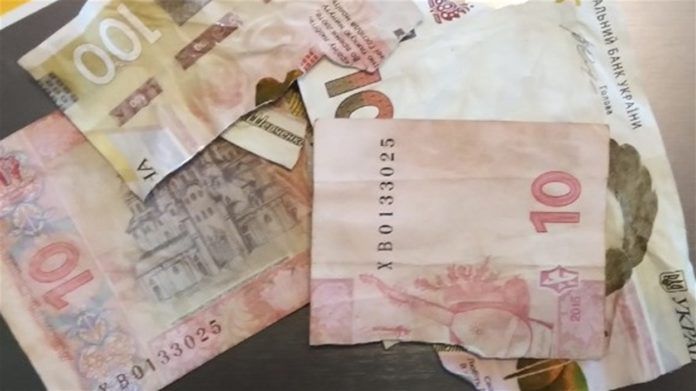 Украинцам могут обменять старые купюры на новые: куда обращаться за услугой
