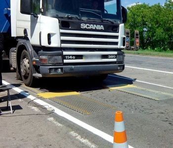 Патрульні поліцейські звертаються до водіїв великовагових фур з інформацією про обмеження руху