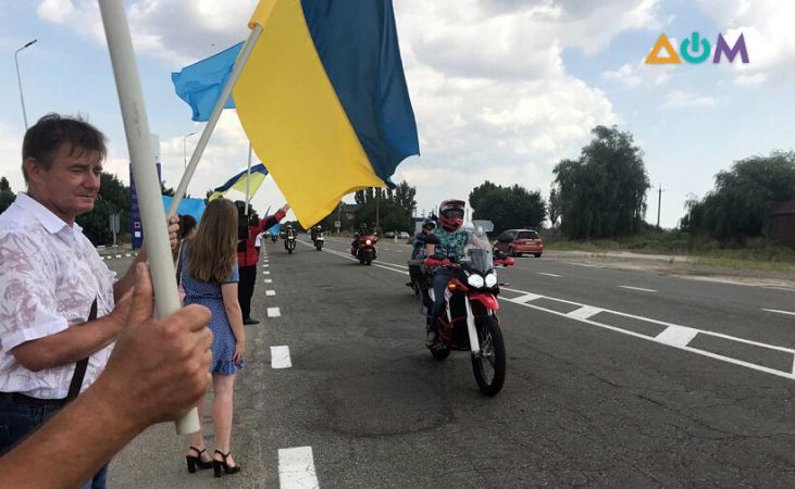 С флагами и караваем встретили на КПВВ "Чонгар" участников "Мотопробега единства"