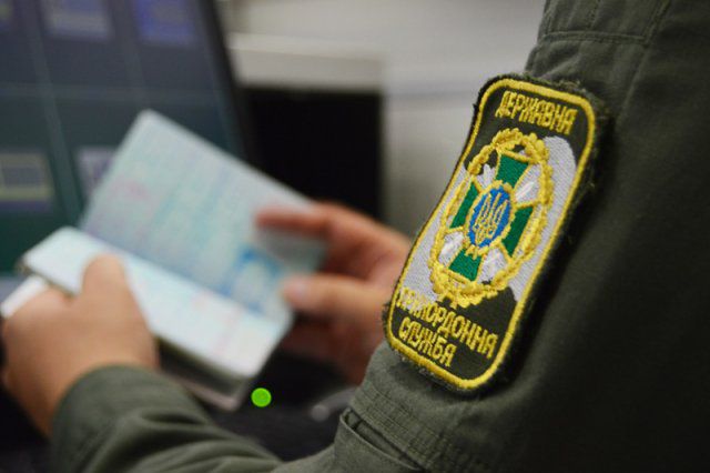 Пограничники Херсонского отряда не пропустили 5 россиян, которые незаконно находились в Крыму
