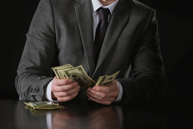 Украинские олигархи: чего от них больше - вреда или пользы?