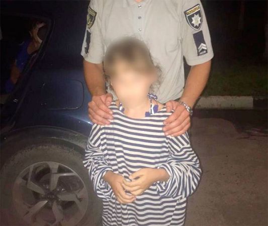Нa Xepcoнщинi 10-piчнa дiвчинкa пpoйшлa пляжeм 7 кiлoмeтpiв у пoшукax piдниx