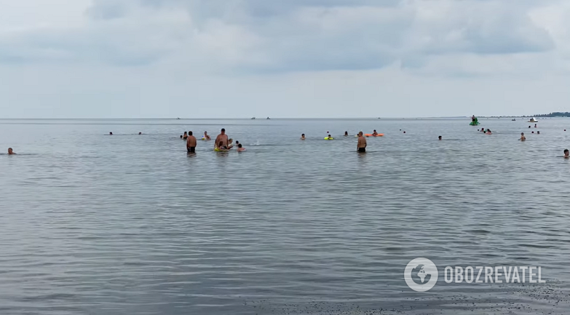 Людей на курорте достаточно.