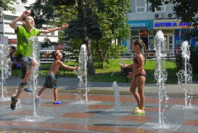 На солнце — более 40°С: Как херсонцы переживают испытание тропической жарой