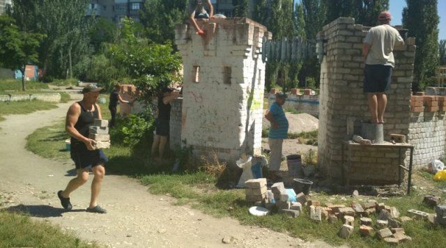В Херсоне на Острове жильцы многоэтажек за свой счет отремонтировали детскую площадку