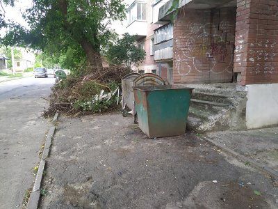 Смітник біля будинку по вулиці Пилипа Орлика в Херсоні
