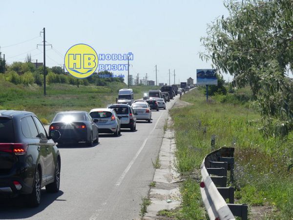 Возле Арабатской Стрелки летали вертолёты и проезд был перекрыт – отдыхающие забеспокоились