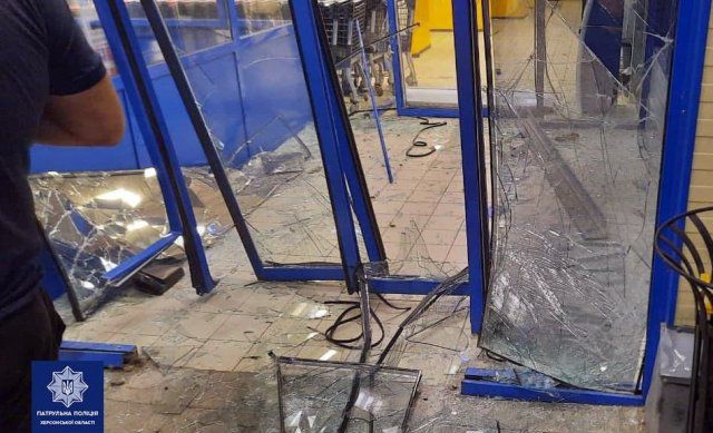 В Херсоне чудак на старом Opel Ascona пытался заехать в супермаркет