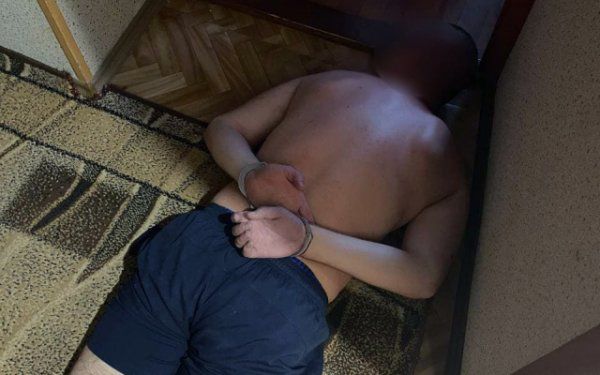 В Херсоне на Острове молодой парень бил и не выпускал двух девушек из квартиры