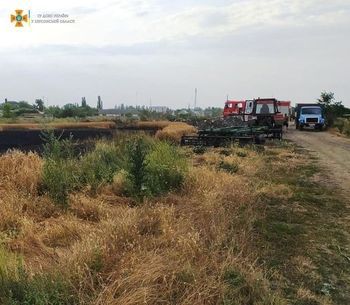 У Високопіллі рятувальники ліквідували пожежу на пшеничному полі