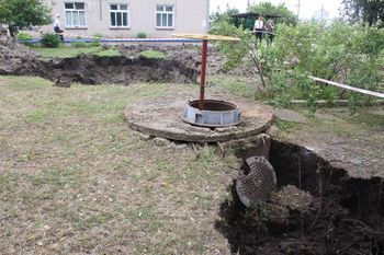 Аварія на каналізаційному колекторі за адресою вул. Покришева, 20