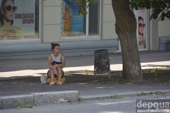 Херсон девушка отдыхает в тени