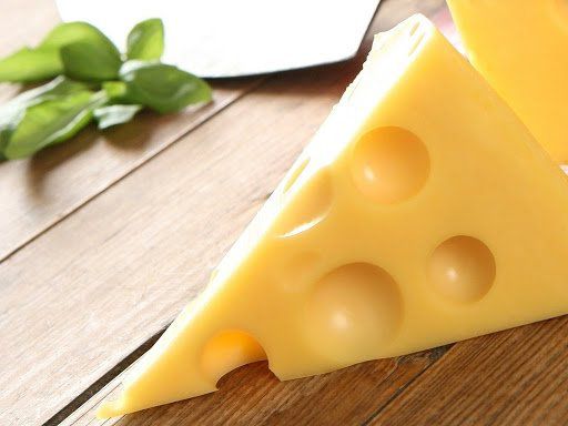 В Украине массово продают фальсификат сыра: производители заменяют молоко пальмовым маслом