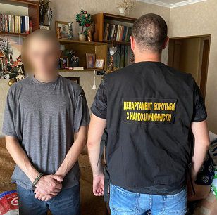 В Херсоні затримали чоловіка під час спроби збути марихуани