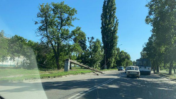 В Херсоне на Островском шоссе на проезжую часть упала электроопора