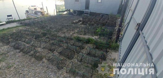 На Херсонщине полицейские вблизи Геническа обнаружили почти 200 браконьерских орудий лова