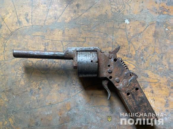 В Геническе полицейские изъяли у жителя района самодельный револьвер с патронами