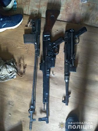 В Херсоне у рецидивиста полицейские изъяли оружие и боеприпасы времен Второй Мировой войны