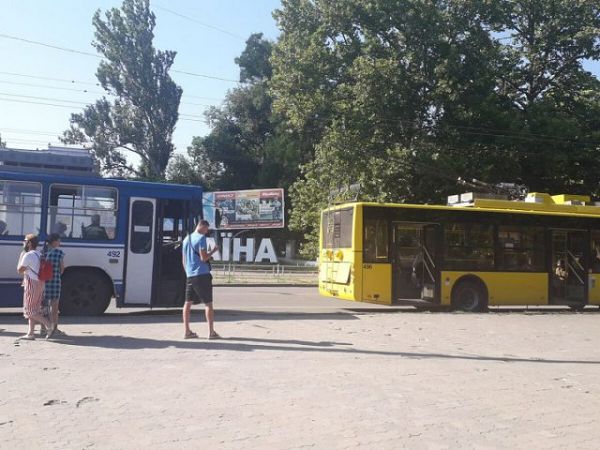 В центре Херсона остановилось движение троллебусов - авария на конткатной сети