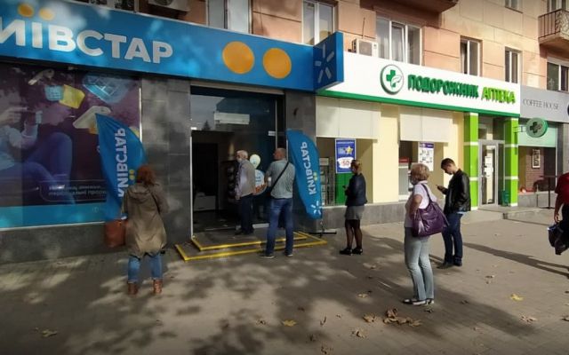 Сотрудник отделения “Киевстар” в центре Херсона бросил питомца посетительницы об асфальт