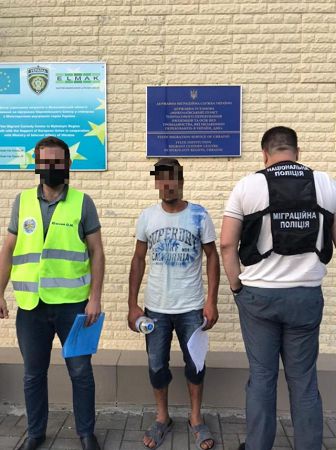 Иностранца-нарушителя принудительно вернули на родину