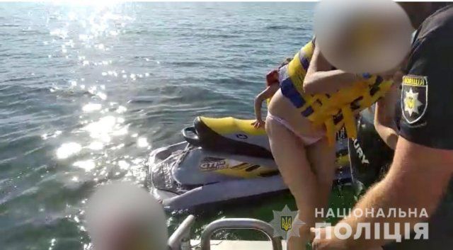 На Херсонщине водные полицейские спасли семью, которая перевернулась на гидроцикле