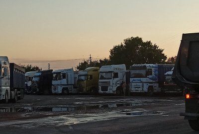 На дорогах Херсонщини повно вантажівок - місць для відстою не вистачає