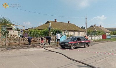 Скадовські рятувальники допомагали людям відкачувати воду
