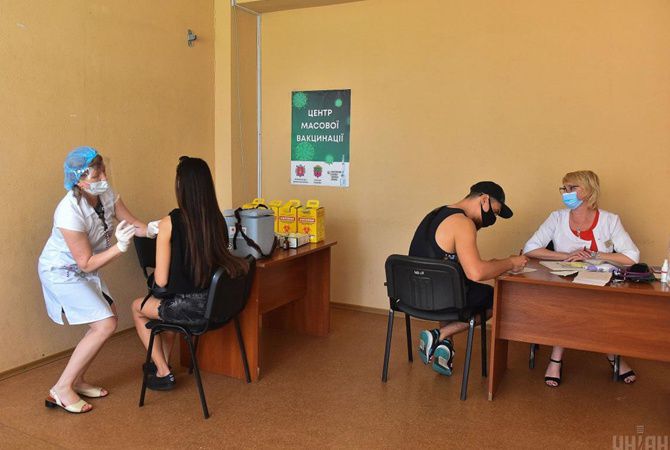 COVID-сертификат: дадут всем привитым или сдавшим тест. Но на полгода