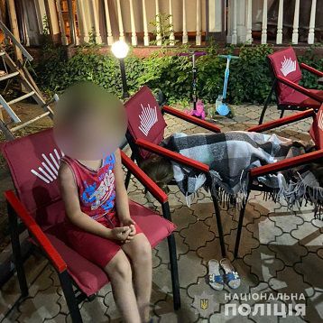 Поліцейські склали протокол на п’яну жінку, яка з двома дітьми відпочивала в барі