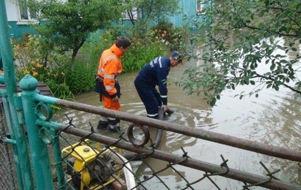 Сильный ливень затопил поля и огороды украинцев, воды - на 40 сантиметров.