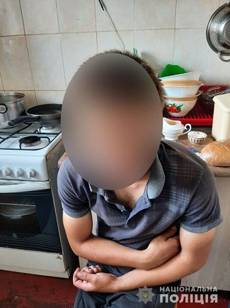 В Херсоне полицейские составили протокол на мужчину, который обижал глухонемого отца