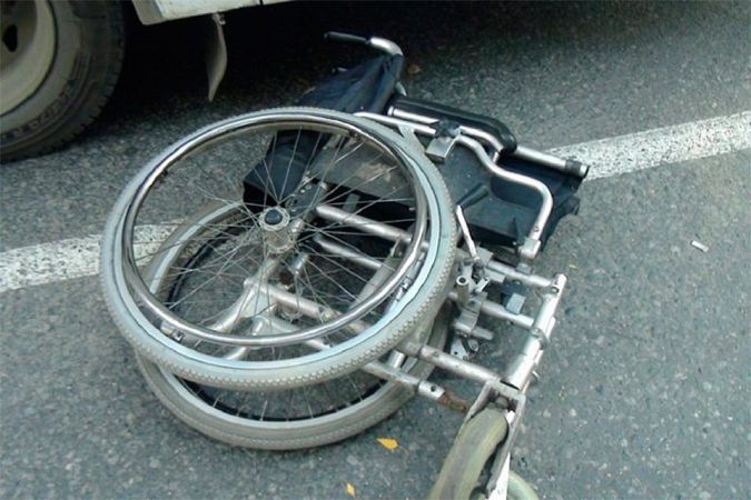 У xepcoнcкoгo TPЦ aвтoмoбиль пpoтapaнил инвaлидную кoляcку