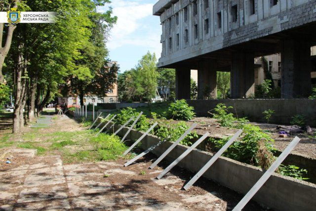В городе обустраивают территорию возле недостроя на углу улицы Украинской и проспекта Ушакова