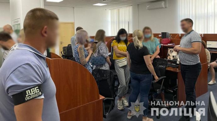 Правоохранители разоблачили коллекторов, угрожавших должникам в Херсоне порно-компроматом