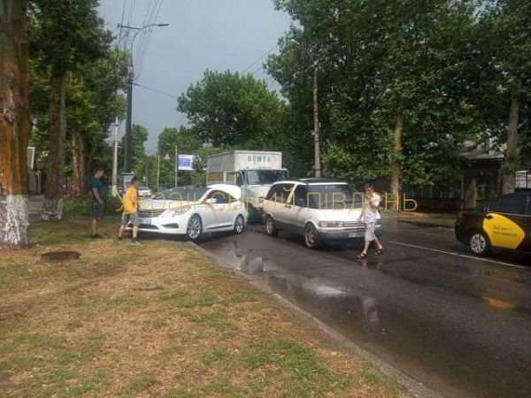 В центре Херсона не разминулись грузовик, минивен и легковушка