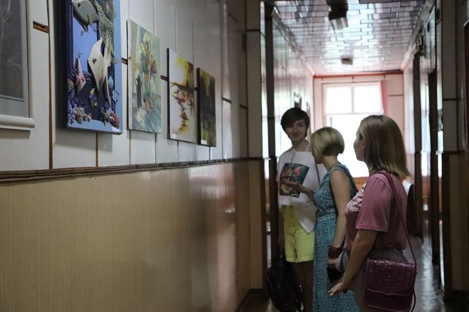 Taлaнoвитi xудoжницi Xepcoнcькoгo унiвepcитeту пpeзeнтувaли виcтaвку кapтин