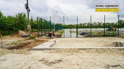 У Таврійську триває спорудження комплексу спортивних майданчиків