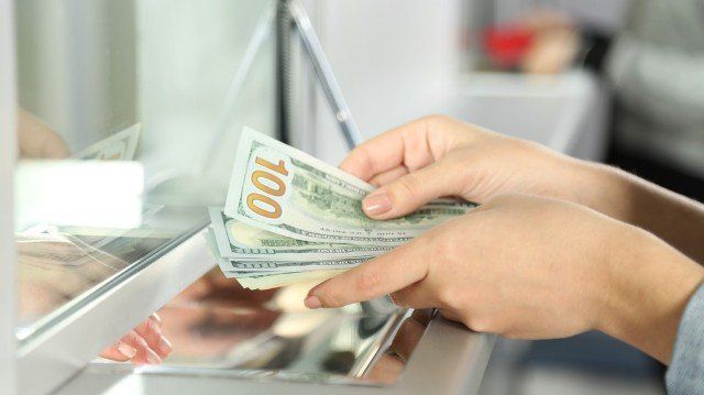 К середине недели курс доллара решил удивить украинцев