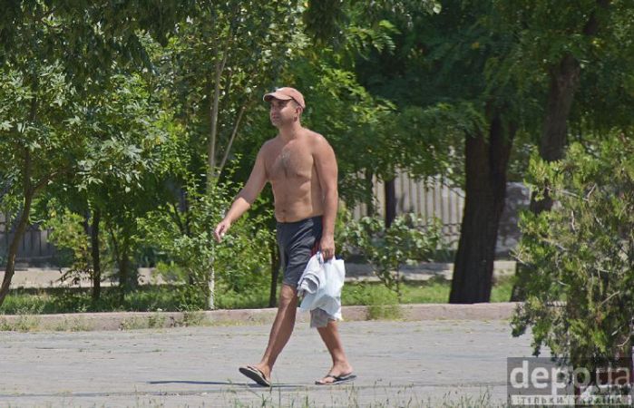 Мужчина идет по улице топлесс