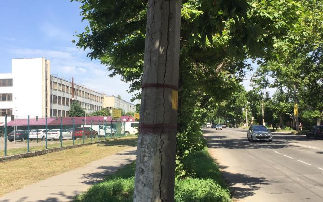 В Херсоне над проезжей частью «нависла» угроза