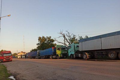 На дорогах Херсонщини повно вантажівок - місць для відстою не вистачає