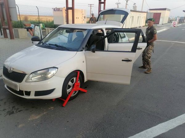 Херсонские пограничники выявили наркотики у киевлянина при въезде в Крым