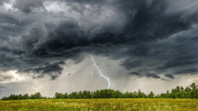 Грозы не отступают: погода подпортит планы украинцев на воскресенье