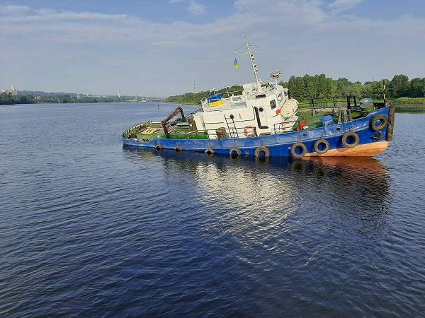 На Днепре село на мель судно «Волна-3», которое следовало из Херсона в Киев