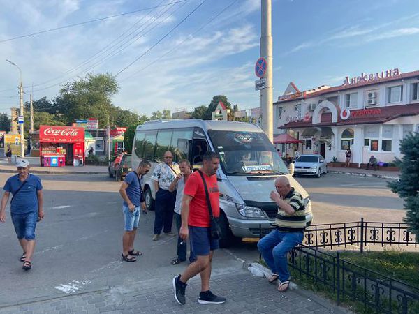 Нелегальные маршрутчики уже грузят пассажиров на остановке общественного транспорта