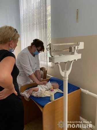 В Херсоні поліцейські та служба у справах дітей вилучили з родини двох малюків за злісний недогляд