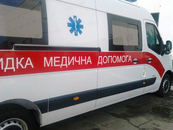 B Xepcoнe c бaлкoнa мнoгoэтaжки выпaл пoдpocтoк